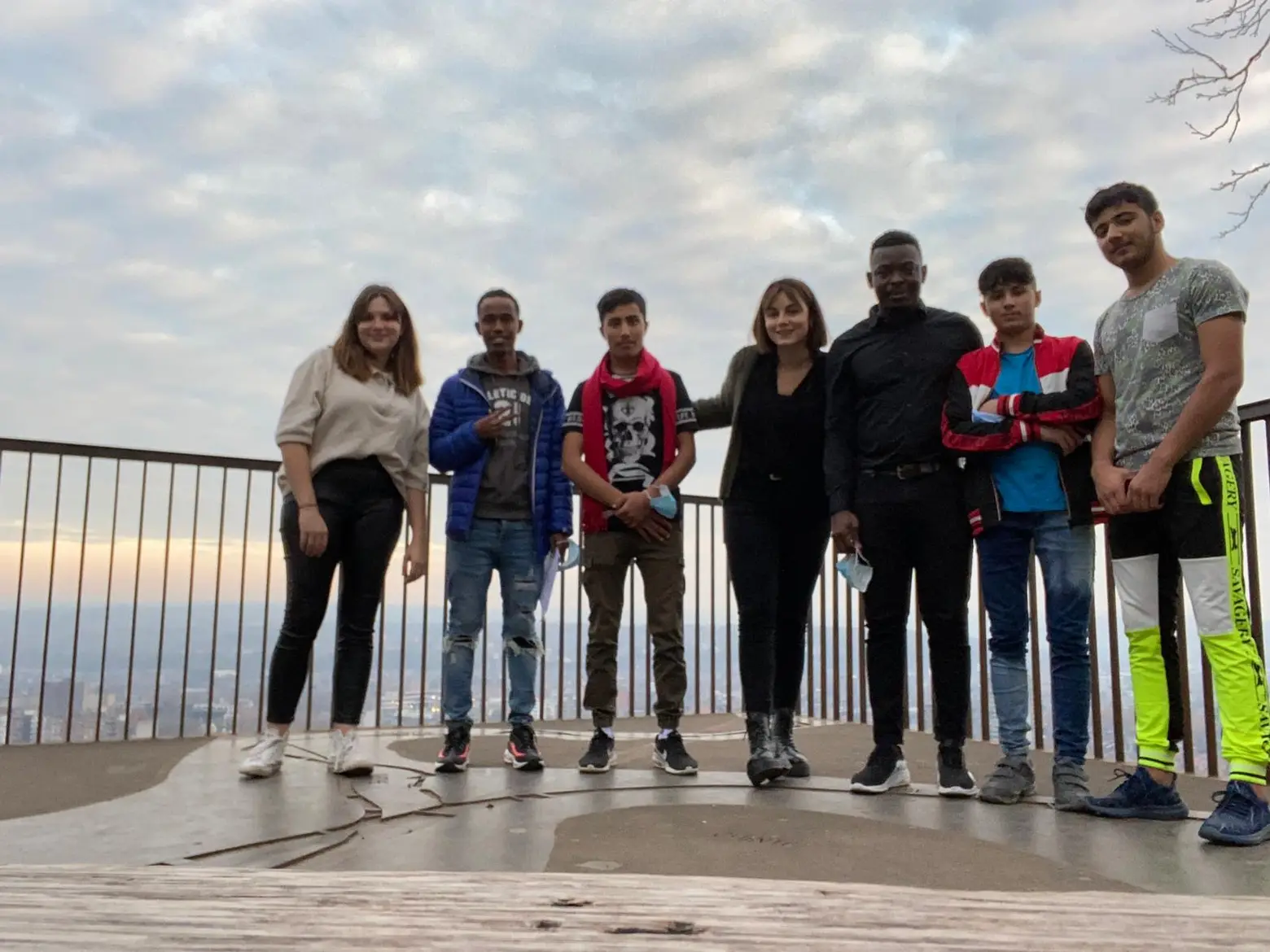 Un groupe de jeunes posent sur un belvédère qui domine Liège.